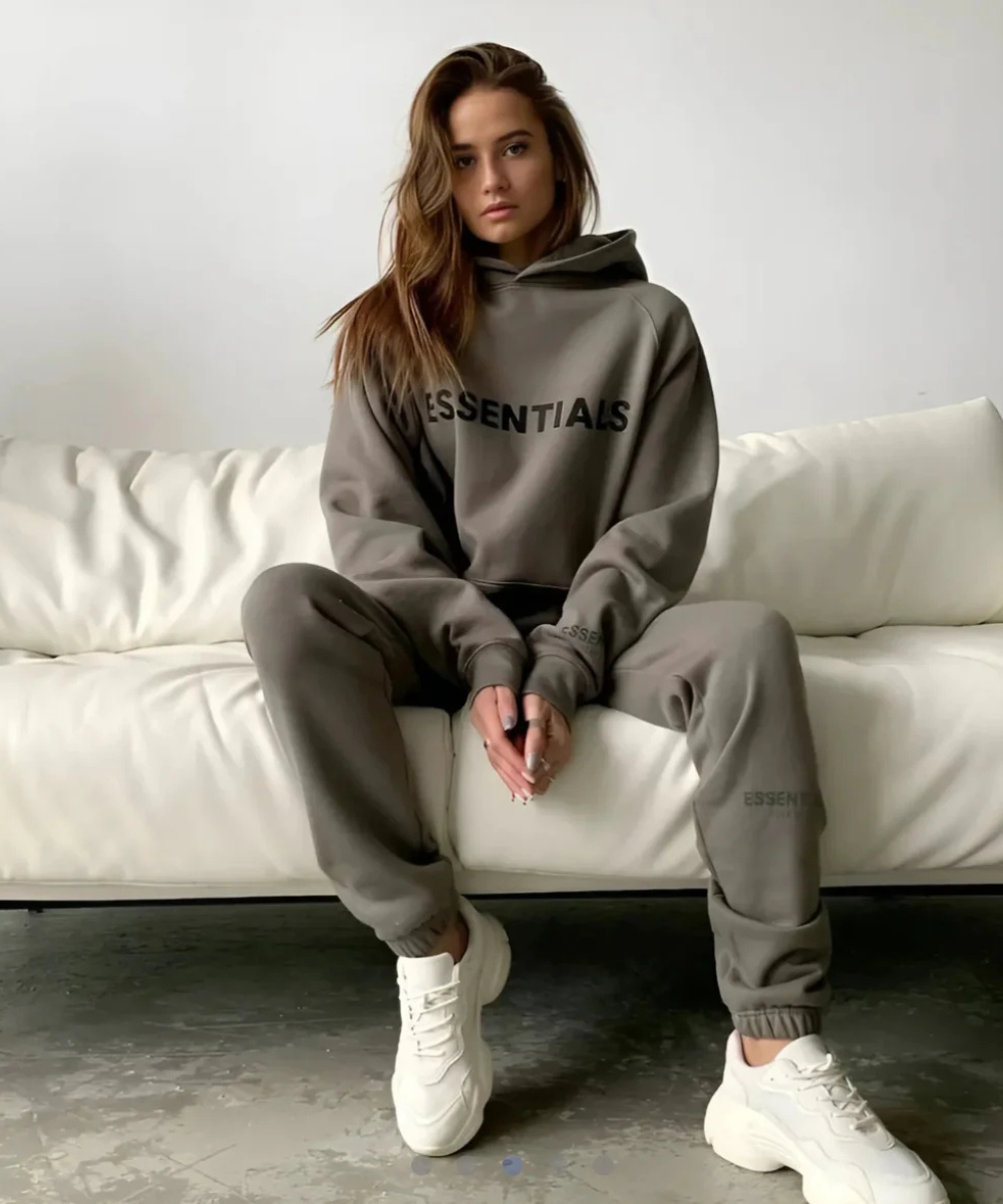 Hoodie White Essentials (Blanca Logo Negro)